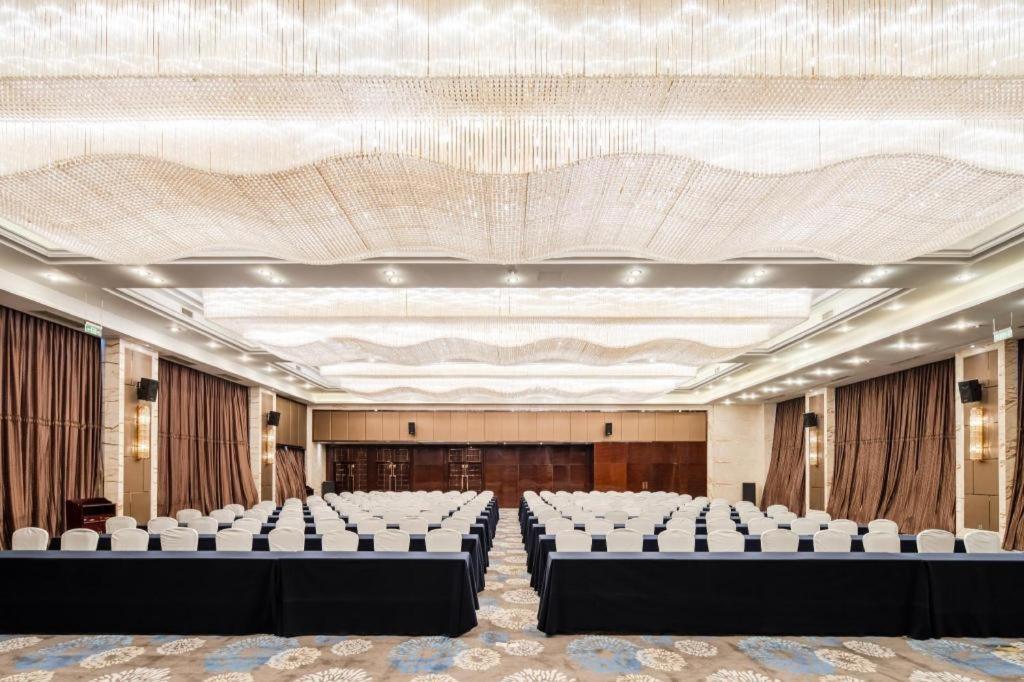 Chengdu Rising Butterfly Hotel Exterior photo