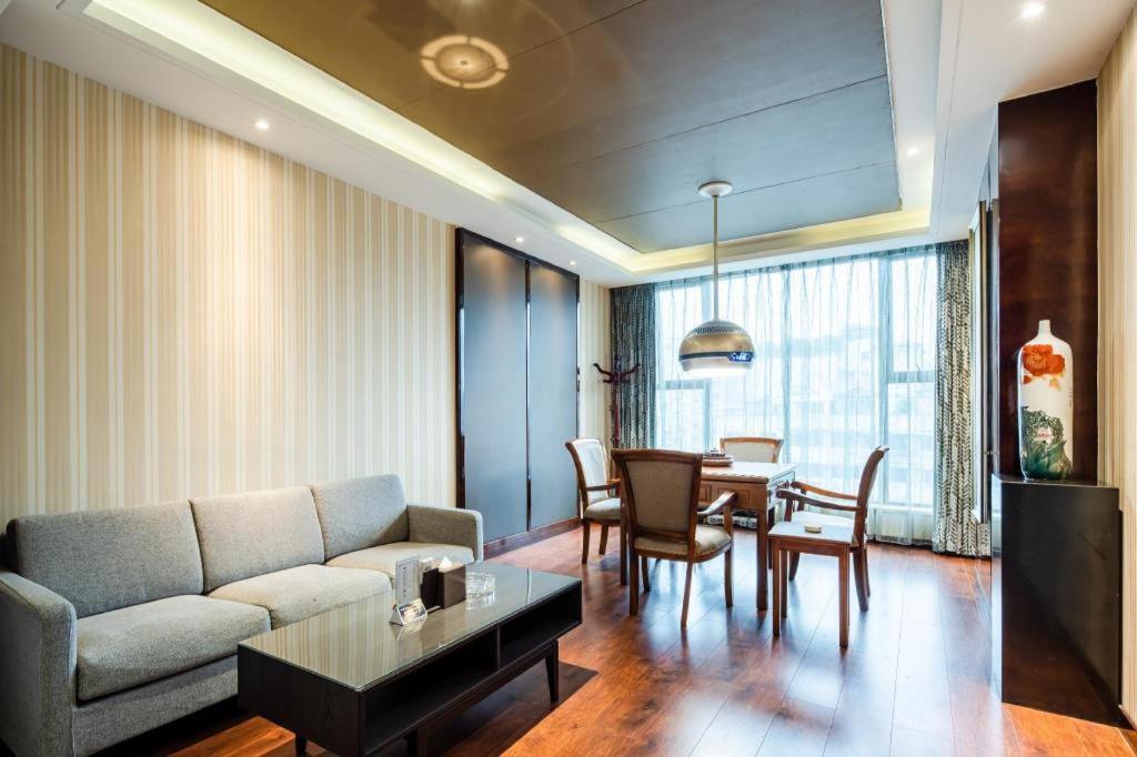 Chengdu Rising Butterfly Hotel Exterior photo